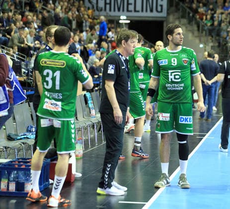 GER, DHB, 1.HBL, FUECHSE BERLIN VS. Melsungen 28.11.2019, Max Schmeling Halle, Berlin, GER, DHB, 1.HBL, FUECHSE BERLIN VS. Melsungen, DHB regulations prohibit any use of photographs as image sequences and or quasi-video im Bild Wegen verstorbenen Zuschauer, Besucher, wurde das Spiel eine halbe Stunde später angepfiffen Cheftrainer (Head Coach) Velimir Petkovic (Fuechse Berlin), Tim Matthes (Fuechse Berlin 31), Stipe Mandalinic (Fuechse Berlin 9)