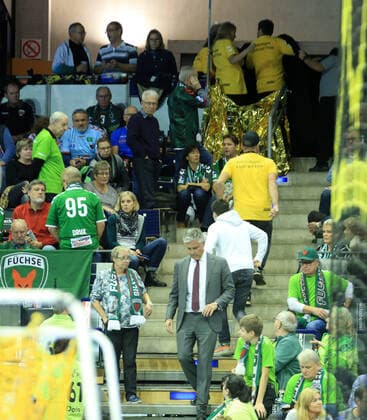 GER, DHB, 1.HBL, FUECHSE BERLIN VS. Melsungen 28.11.2019, Max Schmeling Halle, Berlin, GER, DHB, 1.HBL, FUECHSE BERLIN VS. Melsungen, DHB regulations prohibit any use of photographs as image sequences and or quasi-video im Bild Wegen verstorbenen Zuschauer, Besucher, wurde das Spiel eine halbe Stunde später angepfiffen Frank Steffel (Fuechse Berlin)
