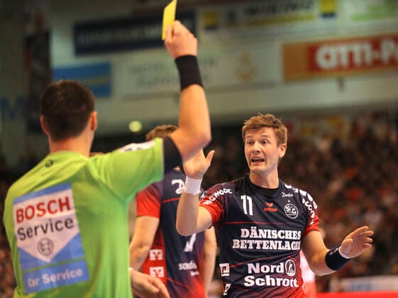 Foto : Lasse Svan ( Flensburg ) gegen Schiri Fabian Baumgart Handball Herren 1. Bundesliga Do. 28.11.2019 SG Flensburg - Bergischer HC