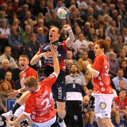 Foto : Holger Glandorf ( Flensburg ) wirft gegen Sebastian DAMM BHC Handball Herren 1. Bundesliga Do. 28.11.2019 SG Flensburg - Bergischer HC