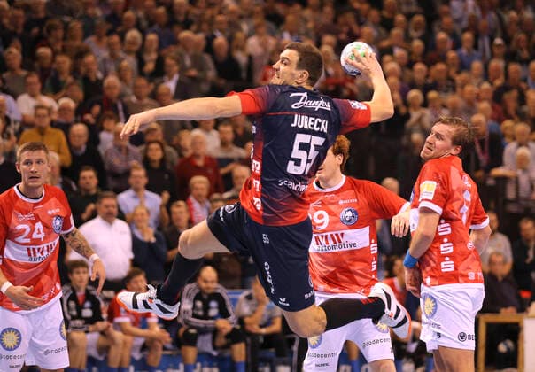 Foto : Torwurf von Michal Jurecki ( Flensburg ) gegen Max DARJ BHC Handball Herren 1. Bundesliga Do. 28.11.2019 SG Flensburg - Bergischer HC