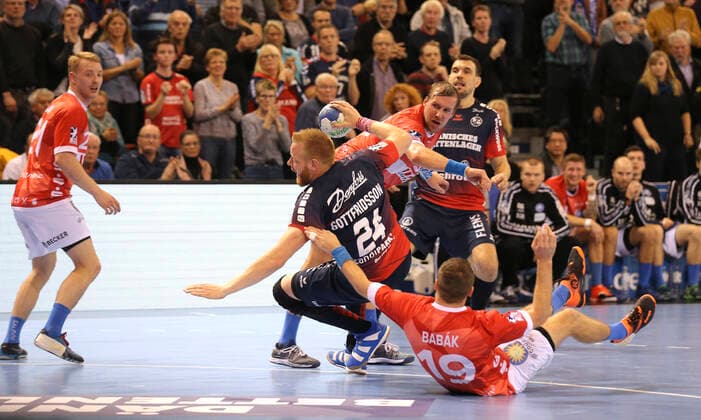 Foto : Torwurf von ... Jim Gottfridsson ( Flensburg ) gegen Tomas Babak BHC Handball Herren 1. Bundesliga Do. 28.11.2019 SG Flensburg - Bergischer HC