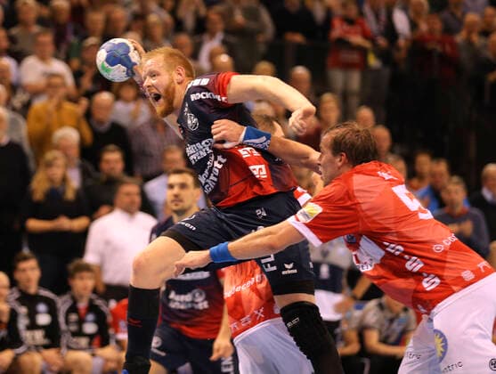 Foto : Torwurf von ... Jim Gottfridsson ( Flensburg ) Handball Herren 1. Bundesliga Do. 28.11.2019 SG Flensburg - Bergischer HC