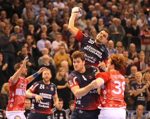 Foto : Torwurf von ... Michal Jurecki ( Flensburg ) Handball Herren 1. Bundesliga Do. 28.11.2019 SG Flensburg - Bergischer HC