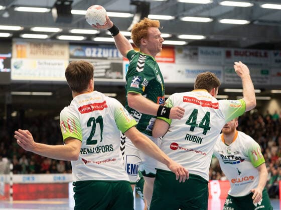 Nicolai Theilinger (Frisch Auf Goeppingen 03) gegen Lenny Rubin (HSG Wetzlar 44) und Emil Frend Öfors (HSG Wetzlar 21), Frisch Auf Göppingen vs. HSG Wetzlar, 1. Bundesliga, Handball, Herren, 28.11.2019 Frisch Auf Göppingen vs. HSG Wetzlar, 1. Bundesliga, Handball, Herren, 28.11.2019 Göppingen Copyright: xEibner-Pressefotox EP_mst