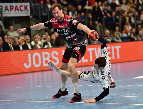 28.11.2019 - Handball - 1. Bundesliga Liqui Moly HBL - Saison 2019 2020 - 15.Spieltag: HC Erlangen Metropolregion Nürnberg HCE - THW Kiel - OGo - Nikolai Link (33, HC Erlangen HCE ) Miha Zarabec (24, THW Kiel )