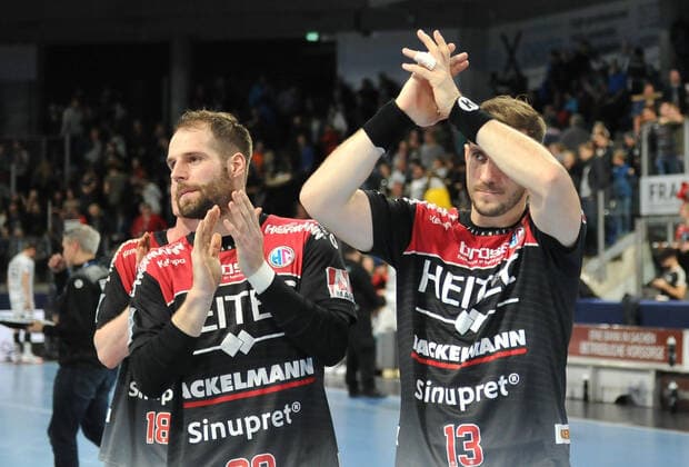 28.11.2019 - Handball - 1. Bundesliga Liqui Moly HBL - Saison 2019 2020 - 15.Spieltag: HC Erlangen Metropolregion Nürnberg HCE - THW Kiel - OGo - Nico Büdel (20, HC Erlangen ) Michael Haaß Haass (13, HC Erlangen HCE ) nach Spielende