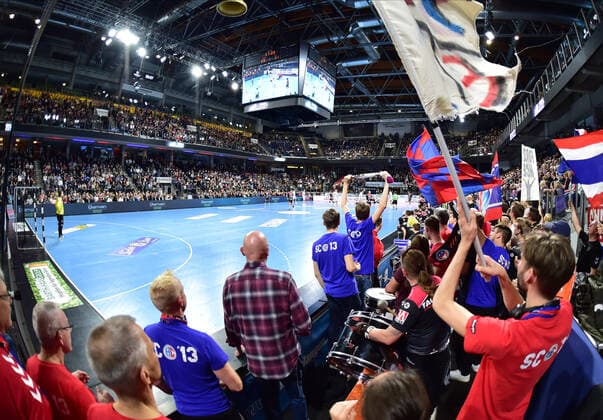 28.11.2019 - Handball - 1. Bundesliga Liqui Moly HBL - Saison 2019 2020 - 15.Spieltag: HC Erlangen Metropolregion Nürnberg HCE - THW Kiel - OGo - Symbolbild Symbolfoto Feature Impression - Fans Fanblock