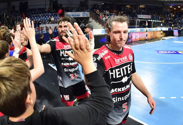 28.11.2019 - Handball - 1. Bundesliga Liqui Moly HBL - Saison 2019 2020 - 15.Spieltag: HC Erlangen Metropolregion Nürnberg HCE - THW Kiel - OGo - Johannes Sellin (5, HC Erlangen HCE ) klatscht mit Fans ab