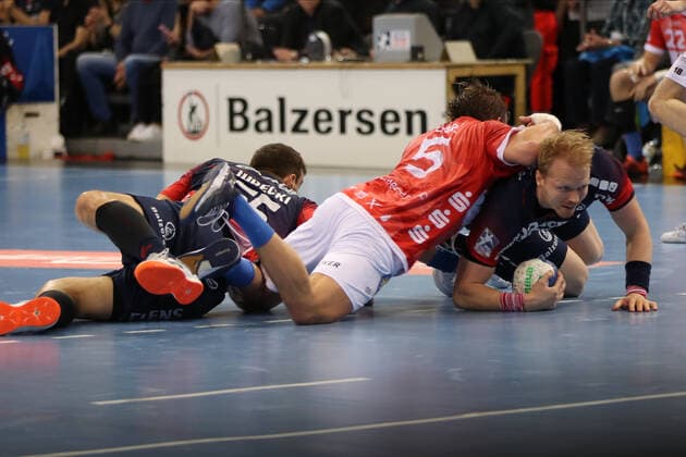 SG Flensburg-Handewitt vs Bergischer HC, LIQUI-MOLY Handball Bundesliga, 28.11.19; Flensburg Es wird auch auf dem Boden gekaempft, Jim Gottfridsson (SG Flensburg-Handewitt, 24) gegen Max Darj (Bergischer HC, 05) und Michel Jurecki (SG Flensburg-Handewitt, 55) Copyright: xBEAUTIFULxSPORTS MarioxM.xKobergx