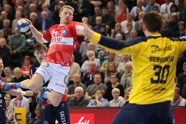 SG Flensburg-Handewitt vs Bergischer HC, LIQUI-MOLY Handball Bundesliga, 28.11.19; Flensburg Sebastian Damm (Bergischer HC, 21) gegen Torbjoern Bergerud (SG Flensburg-Handewitt, 30) Copyright: xBEAUTIFULxSPORTS MarioxM.xKobergx