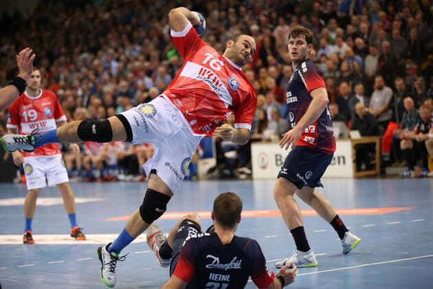 SG Flensburg-Handewitt vs Bergischer HC, LIQUI-MOLY Handball Bundesliga, 28.11.19; Flensburg Rafael Baena Gonzalez (Bergischer HC, 16) gegen Johannes Golla (SG Flensburg-Handewitt, 04) und Jacob Heinl (Sg Flensburg-Handewitt, 21) Copyright: xBEAUTIFULxSPORTS MarioxM.xKobergx