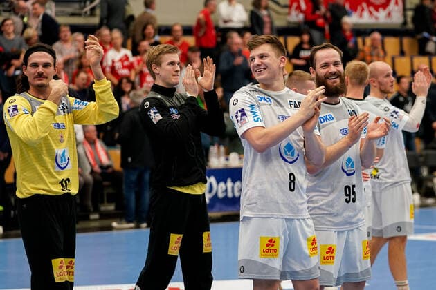 Spieler vom SC Magdeburg, Jubel nach dem Schlusspfiff, Sieg, Sieger, Gewinner, jubelt, jubeln, Freude, optimistisch, Highlight, Action, Aktion, 28.11.2019, Ludwigshafen am Rhein (Deutschland), Handball, Bundesliga, TSG Ludwigshafen-Friesenheim (Die Eulen) - SC Magdeburg