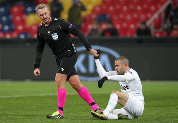 Bilder des Jahres 2019, Sport 11 November Sport Bilder des Tages MOSCOW, RUSSIA â€“ NOVEMBER 28, 2019: Referee Jakob Kehlet (L) and Ludogorets Razgrad s Georgi Terziev after their 2019 20 UEFA Europa League Group H Round 5 football match against CSKA Moscow, at VEB Arena Stadium. Gavriil Grigorov TASS  TS0C53AC