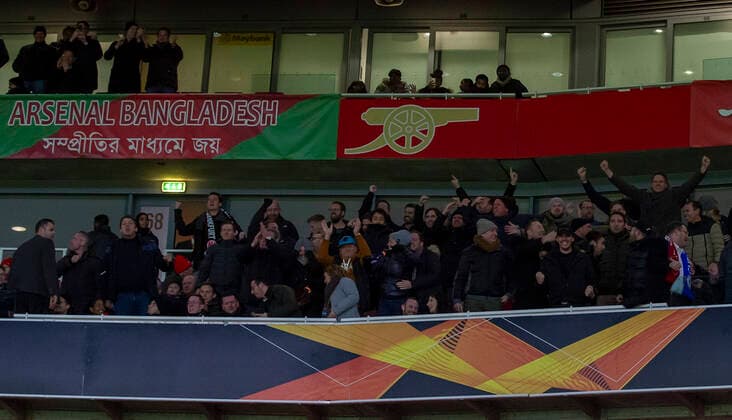 Grossbritannien, London, Emirates Stadium, 28.11.2019, Arsenal FC vs. Eintracht Frankfurt, Fussball, UEFA Europa League Bild: v. l. Frankfurter Fans in London bejubeln das 2:0 Copyright: HMBxMedia xHeikoxBecker