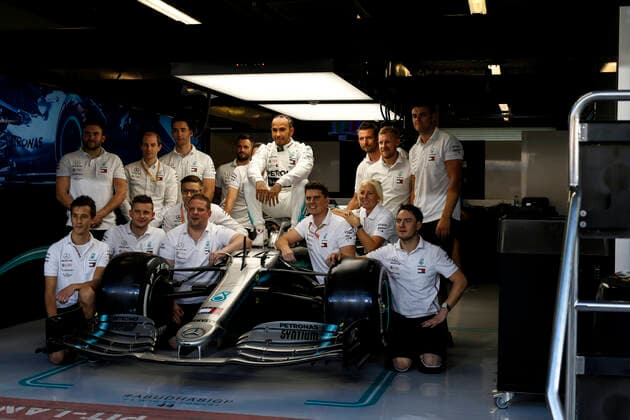 Motorsports: FIA Formula One World Championship, WM, Weltmeisterschaft 2019, Grand Prix of Abu Dhabi, 44 Lewis Hamilton (GBR, Mercedes AMG Petronas Motorsport) and his team Abu Dhabi United Arab Emirates