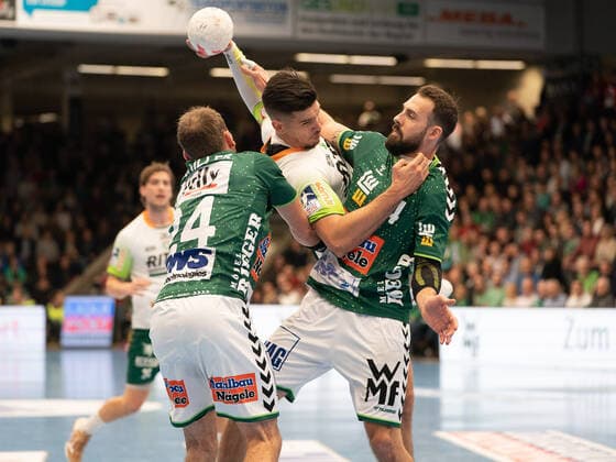 Stefan Cavor (HSG Wetzlar 77) gegen Tim Kneule (Frisch Auf Goeppingen 04) und Marcel Schiller (Frisch Auf Goeppingen 24), Frisch Auf Göppingen vs. HSG Wetzlar, 1. Bundesliga, Handball, Herren, 28.11.2019 Frisch Auf Göppingen vs. HSG Wetzlar, 1. Bundesliga, Handball, Herren, 28.11.2019 Göppingen Copyright: xEibner-Pressefotox EP_mst