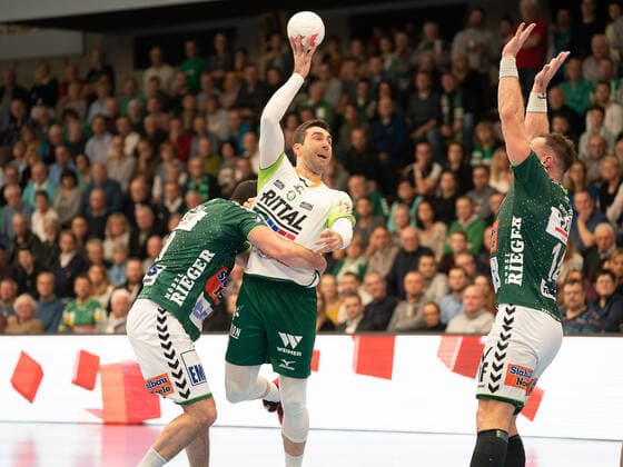 Filip Mirkulovski (HSG Wetzlar 13) gegen Ivan Sliskovic (Frisch Auf Goeppingen 19), Frisch Auf Göppingen vs. HSG Wetzlar, 1. Bundesliga, Handball, Herren, 28.11.2019 Frisch Auf Göppingen vs. HSG Wetzlar, 1. Bundesliga, Handball, Herren, 28.11.2019 Göppingen Copyright: xEibner-Pressefotox EP_mst
