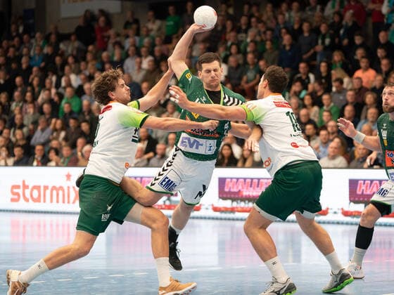 Josip Peric (Frisch Auf Goeppingen 18) gegen Nils Torbrügge (HSG Wetzlar 18) und Olle Forsell Schefvert (HSG Wetzlar 25), Frisch Auf Göppingen vs. HSG Wetzlar, 1. Bundesliga, Handball, Herren, 28.11.2019 Frisch Auf Göppingen vs. HSG Wetzlar, 1. Bundesliga, Handball, Herren, 28.11.2019 Göppingen Copyright: xEibner-Pressefotox EP_mst