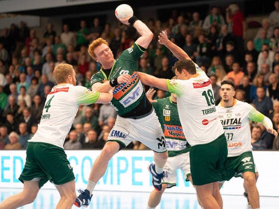 Nicolai Theilinger (Frisch Auf Goeppingen 03) gegen Stefan Kneer (HSG Wetzlar 04) und Nils Torbrügge (HSG Wetzlar 18), Frisch Auf Göppingen vs. HSG Wetzlar, 1. Bundesliga, Handball, Herren, 28.11.2019 Frisch Auf Göppingen vs. HSG Wetzlar, 1. Bundesliga, Handball, Herren, 28.11.2019 Göppingen Copyright: xEibner-Pressefotox EP_mst