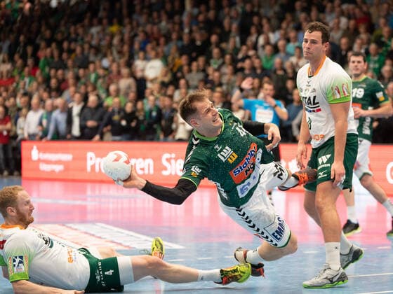 Kresimir Kozina (Frisch Auf Goeppingen 44) gegen Stefan Kneer (HSG Wetzlar 04) und Nils Torbrügge (HSG Wetzlar 18), Frisch Auf Göppingen vs. HSG Wetzlar, 1. Bundesliga, Handball, Herren, 28.11.2019 Frisch Auf Göppingen vs. HSG Wetzlar, 1. Bundesliga, Handball, Herren, 28.11.2019 Göppingen Copyright: xEibner-Pressefotox EP_mst