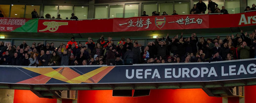 Grossbritannien, London, Emirates Stadium, 28.11.2019, Arsenal FC vs. Eintracht Frankfurt, Fussball, UEFA Europa League Bild: v. l. Frankfurter Fans in London bejubeln den Sieg Copyright: HMBxMedia xHeikoxBecker