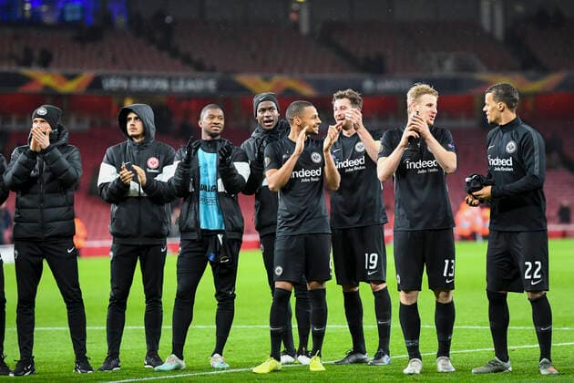 Europa League FC Arsenal - Eintracht Frankfurt am 28.11.2019 in London (Emirates Stadium), Germany, HMB Media Schumacher, bfischu, Saison 2019 20, Gruppenphase, 5. Spieltag - Bild: Mannschaft feiert mit den Fans (DFL DFB REGULATIONS PROHIBIT ANY USE OF PHOTOGRAPHS as IMAGE SEQUENCES and or QUASI-VIDEO) Copyright: HMBxMedia Schumacher