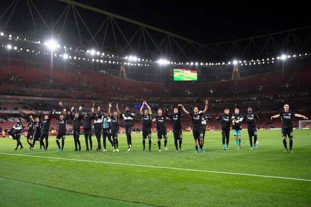 Europa League FC Arsenal - Eintracht Frankfurt am 28.11.2019 in London (Emirates Stadium), Germany, HMB Media Schumacher, bfischu, Saison 2019 20, Gruppenphase, 5. Spieltag - Bild: Abpfiff Sieg für Frankfurt, Mannschaft feiert mit den Fans (DFL DFB REGULATIONS PROHIBIT ANY USE OF PHOTOGRAPHS as IMAGE SEQUENCES and or QUASI-VIDEO) Copyright: HMBxMedia Schumacher