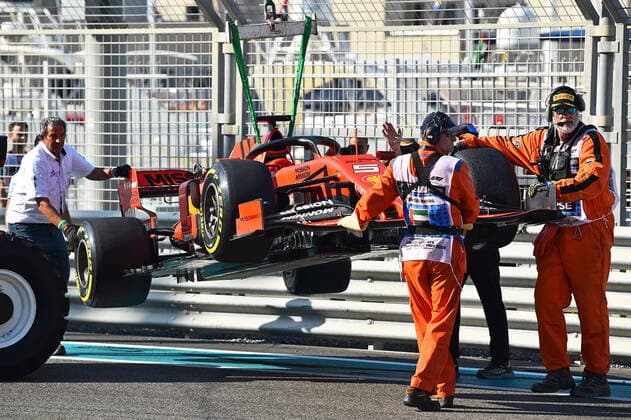 29.11.2019, xekx, Motorsport FIA , Formel 1 Großer Preis von Abu Dhabi - 2019 emspor, Sebastian Vettel (Ferrari) Unfall im Freien Training (DFL DFB REGULATIONS PROHIBIT ANY USE OF PHOTOGRAPHS as IMAGE SEQUENCES and or QUASI-VIDEO) Abu Dhabi