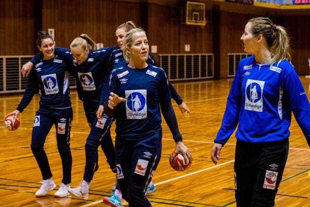 191129 Heidi Loke speaks with Sanna Solberg of Norway during a practice ahead of the Women s World Handball Championship on November 29, 2019 in Kumamoto. Photo: Ludvig Thunman BILDBYRAN kod LT 35687 bbeng dam women handball handboll world handball championship 2019 norge norway pratice handball Copyright: LUDVIGxTHUNMAN BB191129LT059