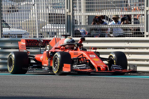 FORMULA 1 ETIHAD AIRWAYS ABU DHABI GRAND PRIX 2019 29.11.2019, Yas Marina Circuit, Abu Dhabi, FORMULA 1 ETIHAD AIRWAYS ABU DHABI GRAND PRIX 2019 , im Bild Unfall von Sebastian Vettel (GER 5), Scuderia Ferrari Mission Winnow, dreht sich und schlägt in der Leitplanke ein.