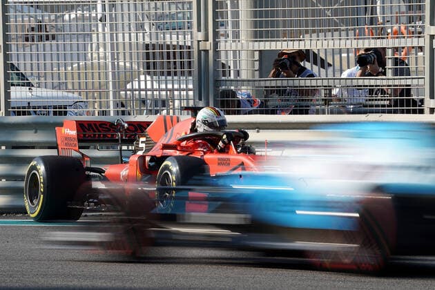 FORMULA 1 ETIHAD AIRWAYS ABU DHABI GRAND PRIX 2019 29.11.2019, Yas Marina Circuit, Abu Dhabi, FORMULA 1 ETIHAD AIRWAYS ABU DHABI GRAND PRIX 2019 , im Bild Unfall von Sebastian Vettel (GER 5), Scuderia Ferrari Mission Winnow, dreht sich und schlägt in der Leitplanke ein.