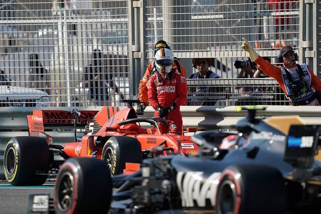 FORMULA 1 ETIHAD AIRWAYS ABU DHABI GRAND PRIX 2019 29.11.2019, Yas Marina Circuit, Abu Dhabi, FORMULA 1 ETIHAD AIRWAYS ABU DHABI GRAND PRIX 2019 , im Bild Unfall von Sebastian Vettel (GER 5), Scuderia Ferrari Mission Winnow, dreht sich und schlägt in der Leitplanke ein.