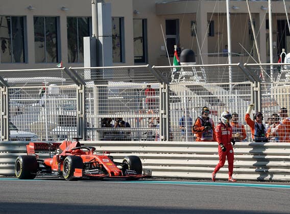 Sport Bilder des Tages FORMULA 1 ETIHAD AIRWAYS ABU DHABI GRAND PRIX 2019 29.11.2019, Yas Marina Circuit, Abu Dhabi, FORMULA 1 ETIHAD AIRWAYS ABU DHABI GRAND PRIX 2019 , im Bild Unfall von Sebastian Vettel (GER 5), Scuderia Ferrari Mission Winnow, dreht sich und schlägt in der Leitplanke ein.