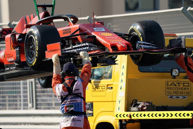 FORMULA 1 ETIHAD AIRWAYS ABU DHABI GRAND PRIX 2019 29.11.2019, Yas Marina Circuit, Abu Dhabi, FORMULA 1 ETIHAD AIRWAYS ABU DHABI GRAND PRIX 2019 , im Bild Unfall von Sebastian Vettel (GER 5), Scuderia Ferrari Mission Winnow, dreht sich und schlägt in der Leitplanke ein.