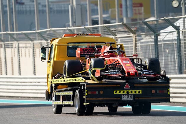 FORMULA 1 ETIHAD AIRWAYS ABU DHABI GRAND PRIX 2019 29.11.2019, Yas Marina Circuit, Abu Dhabi, FORMULA 1 ETIHAD AIRWAYS ABU DHABI GRAND PRIX 2019 , im Bild Unfall von Sebastian Vettel (GER 5), Scuderia Ferrari Mission Winnow, dreht sich und schlägt in der Leitplanke ein.
