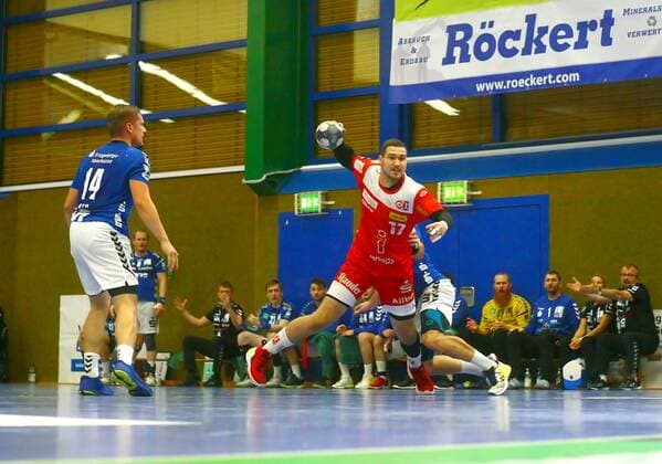 Torwurf von Rolando Urios Gonzalez (Essen) , links Felix Roth (Aue) Handball 2.Liga 2019 20 EHV Aue - TuSEM Essen am 29.11.2019 EHV Aue - TuSEM Essen