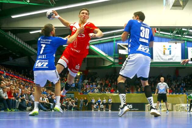 Justin Müller (Essen) , links Pascal Ebert (Aue) , rechts Adrian Kammlodt (Aue) Handball 2.Liga 2019 20 EHV Aue - TuSEM Essen am 29.11.2019 EHV Aue - TuSEM Essen