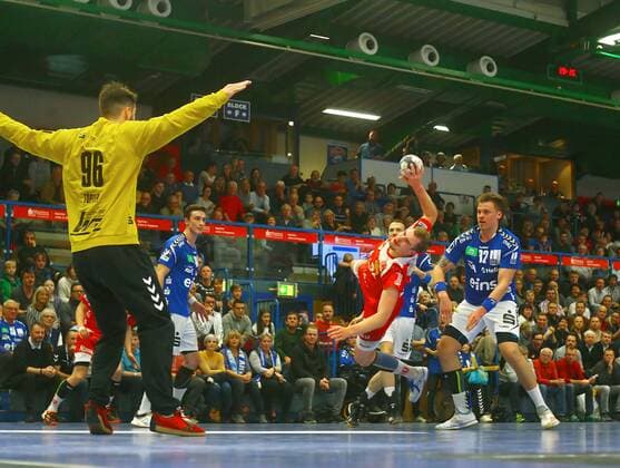 Torwurf von Tim Zechel (Essen) , links Torhüter Eric Töpfer (Aue) , rechts Kevin Lux (Aue) Handball 2.Liga 2019 20 EHV Aue - TuSEM Essen am 29.11.2019 EHV Aue - TuSEM Essen