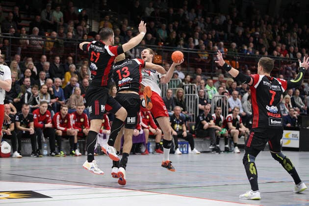v.l. Marian Orlowski (TuS N-Luebbecke 29), Marko Bagaric (TuS N-Luebbecke 13), Stefan Lex (ASV Hamm-Westfalen 13) GER, Handball, 2. Bundesliga, TuS N-Luebbecke gegen ASV Hamm-Westfalen, 29.11.2019 Luebbecke Copyright: xStrohdiekx Eibner-Pressefotox EP_jsk