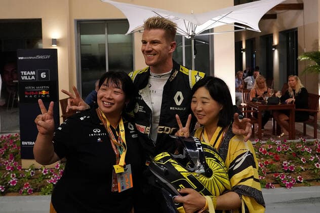 FORMULA 1 ETIHAD AIRWAYS ABU DHABI GRAND PRIX 2019 29.11.2019, Yas Marina Circuit, Abu Dhabi, FORMULA 1 ETIHAD AIRWAYS ABU DHABI GRAND PRIX 2019 , im Bild Nico Hülkenberg (GER 27), Renault F1 Team mit Fans aus Japan