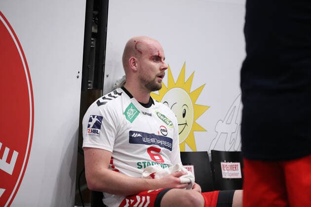 Sport Bilder des Tages Markus Fuchs (ASV Hamm-Westfalen 6) mit blutender Kopfverletzung am Spielfeldrand GER, Handball, 2. Bundesliga, TuS N-Luebbecke gegen ASV Hamm-Westfalen, 29.11.2019 Luebbecke Copyright: xStrohdiekx Eibner-Pressefotox EP_jsk