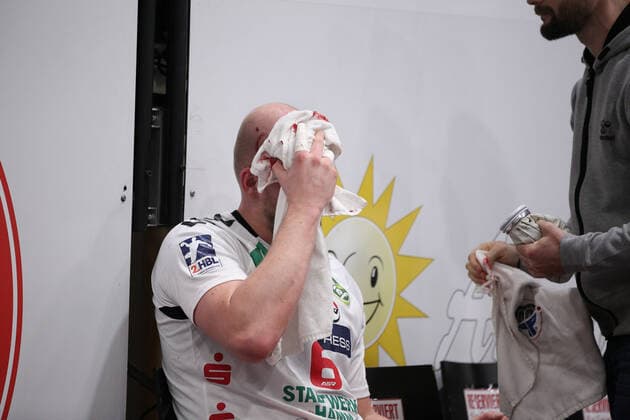 Markus Fuchs (ASV Hamm-Westfalen 6) mit blutender Kopfverletzung am Spielfeldrand GER, Handball, 2. Bundesliga, TuS N-Luebbecke gegen ASV Hamm-Westfalen, 29.11.2019 Luebbecke Copyright: xStrohdiekx Eibner-Pressefotox EP_jsk