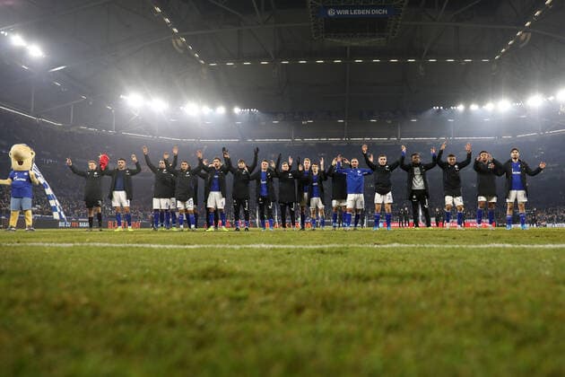 Sport Bilder des Tages 29.11.2019, Fussball, Saison 2019 2020, Bundesliga, 13. Spieltag - FC Schalke 04 - Union Berlin Mannschaft des FC Schalke 04 jubelt gemeinsam mit den Fans DFL REGULATIONS PROHIBIT ANY USE OF PHOTOGRAPHS AS IMAGE SEQUENCES AND OR QUASI-VIDEO. Gelsenkirchen Veltins Arena NRW Deutschland xRHR-FOTO TRx *** 29 11 2019, Soccer, Season 2019 2020, Bundesliga, 13 Matchday FC Schalke 04 Union Berlin Team of FC Schalke 04 cheers together with the fans DFL REGULATIONS PROHIBIT ANY USE OF PHOTOGRAPHS AS IMAGE SEQUENCES AND OR QUASI VIDEO Gelsenkirchen Veltins Arena NRW Germany xRHR FOTO TRx