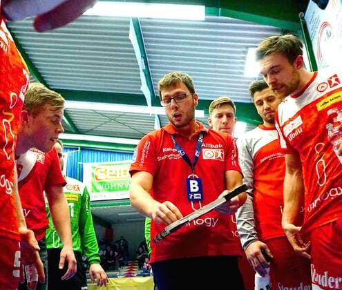 Trainer Jaron Siewert (Essen) inmitten seines Teams, rechts Jonas Ellwanger (Essen) Handball 2.Liga 2019 20 EHV Aue - TuSEM Essen 34:28 am 29.11.2019 EHV Aue - TuSEM Essen