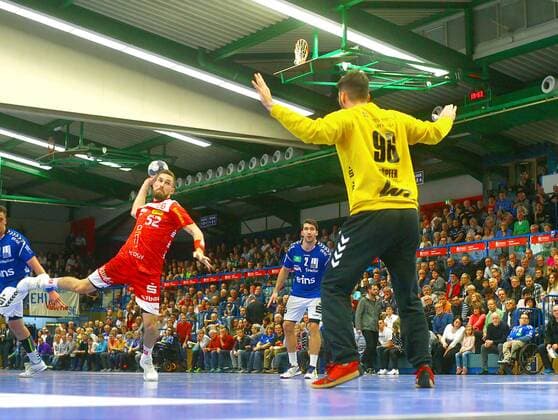 Tom Skroblien (Essen) überwindet Torhüter Eric Töpfer (Aue) per Siebenmeter Handball 2.Liga 2019 20 EHV Aue - TuSEM Essen 34:28 am 29.11.2019 EHV Aue - TuSEM Essen