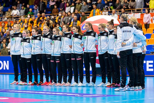 Handball, Frauen: WM 2019, Vorrunde, Gruppe B, 1. Spieltag , Deutschland - Brasilien die Mannschaft von Deutschland bei der Nationalhymne Yamaga City Overall Gymnasium Kumamoto Japan