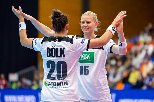 Handball, Frauen: WM 2019, Vorrunde, Gruppe B, 1. Spieltag , Deutschland - Brasilien Emily Boelk Bölk (Deutschland Thueringer HC), Kim Naidzinavicius (Deutschland Bietigheim) Jubel Freude Emotion Yamaga City Overall Gymnasium Kumamoto Japan