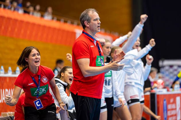 Handball, Frauen: WM 2019, Vorrunde, Gruppe B, 1. Spieltag , Deutschland - Brasilien v.li. Co-Trainerin Debbie Klijn (Deutschland), Trainer Henk Groener (Deutschland) Jubel Freude Emotion Yamaga City Overall Gymnasium Kumamoto Japan