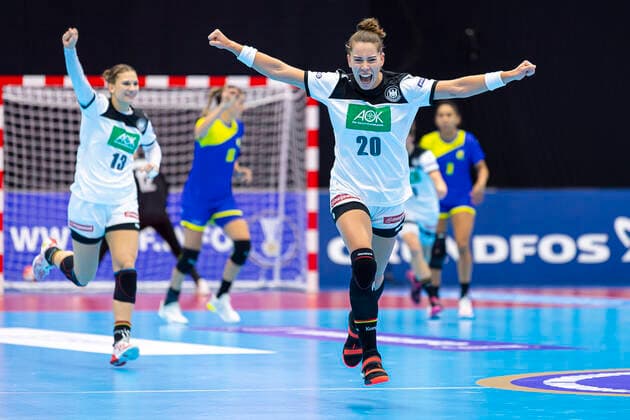 Sport Bilder des Tages Handball, Frauen: WM 2019, Vorrunde, Gruppe B, 1. Spieltag , Deutschland - Brasilien Julia Behnke (Deutschland Rostov Don), Emily Boelk Bölk (Deutschland Thueringer HC) Jubel Freude Emotion Torjubel Torschuetze Torschütze Yamaga City Overall Gymnasium Kumamoto Japan